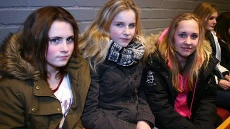 Tummen ner. Att flytta till Hemse är ett värdelöst förslag, tyckte Rosita Eliasson, Wilma Hedin och Julia Österlund som går i Klintehamn.