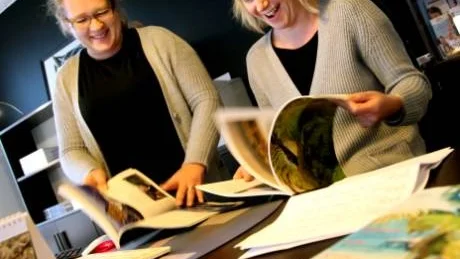 Varm jul. Cecilia Werkelin och Ulrika Hammarlund på resebyrån föreslår Thailand, Mexiko eller Egypten för den som föredrar 14 dagars semester framför en eventuellt vit jul nästa år. FOTO: HENRIK RADHE