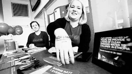 BILDAT UNICEFGRUPP. Gör barnkonventionen till lag, står det på Malin Åkerblom Larssons "tatuering". Tillsammans med Therése Eriksson satt hon på Almedalsbiblioteket i går för att informera om att Unicef fått en frivilliggrupp på Gotland.