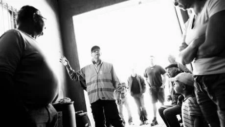 Informerade. Inspektörer från Arbetsmiljöverket besökte Sudermjölk och berättade om faror med maskiner på en bondgård.Foto: Wilhelm Jaresand