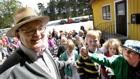 ENIGA. Det är skillnad på skolan förr i tiden och idag. Det har lågstadieeleverna på S:t Hansskolan och Bertil Wizén och hans kamrater i Visby PRO kunnat konstatera efter att ha träffats regelbundet en månad och pratat om "förr i tiden". I går hade PRO:arna bjudit in alla barn till Västerhejde bygdegård.