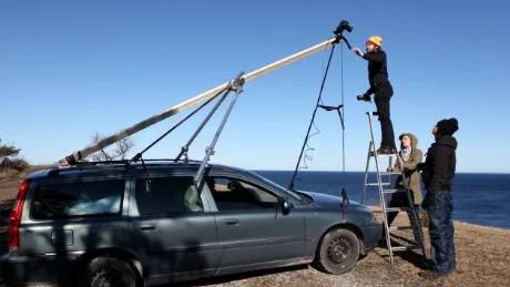 Förbereder sig. Fotoassistenten Nils Moström finjusterar kameran på det lite speciella "stativet" som monterats på bilen.