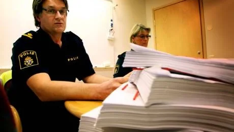 Djurpolis. Mikael Åslund är djurpolis på heltid. Pappersluntan på bordet är förslaget till ny, utökad djurskyddslag som nu ska remissbehandlas. Vid bordet ses också t f polisintendent Lisa Ström.Foto: Henrik Radhe