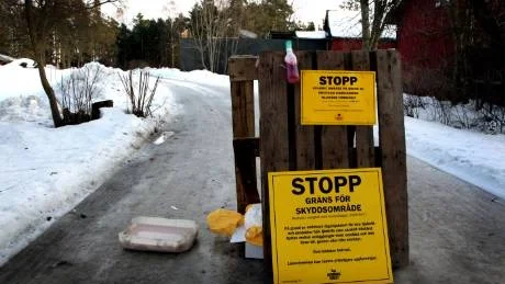 Avspärrat. I väntan på att analyserna ska bli klara har Jordbruksverket spärrat av gården i Vänge. Ingen får besöka gården. Bengt och Marie Frölich själva måste byta om och duscha innan de åker härifrån.Foto:HENRIK RADHE