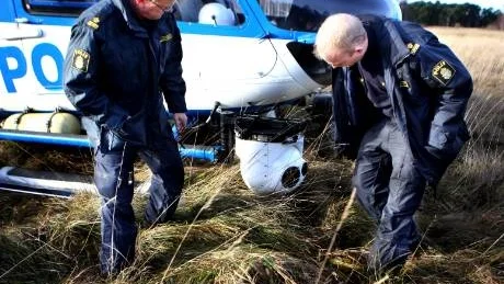 Polispiloter. Polishelikoptern är utrustad med videokamera och värmekamera. Piloterna ser till att allt fungerar som det ska.