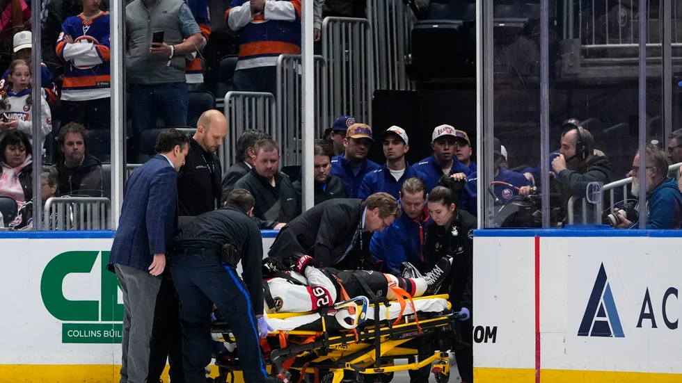NHL-svensken Erik Brännström bars ut från isen på bår efter att han skadat sig i andra perioden när hans Ottawa mötte New York Islanders natten mot fredagen.