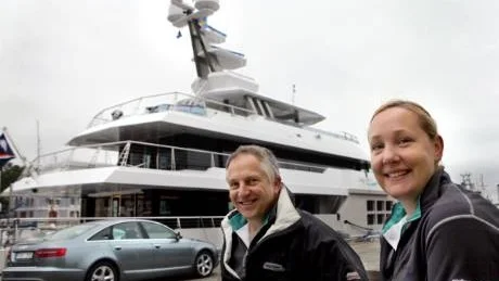 Winston Joyce Clarke jobbar på en lyxyacht tillsamans med Christine Clifford.