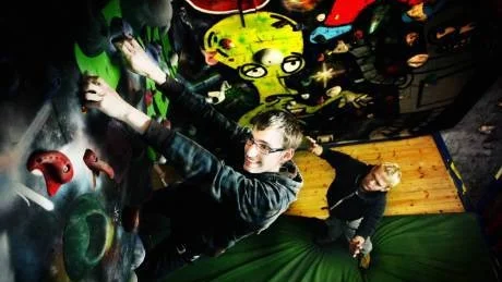 Siktar uppåt. Mikael Eriksson och Simon Tell är 18 år, tog "grönt kort" i våras och klättrar oftast tillsammans på 8-metersväggen i Bro. I höst väntar nya utmaningar: en sprillans 15-metersvägg i hamnsilon. Foto: Joel Nilsson