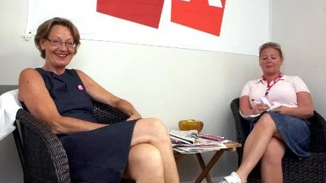 Rök. GA träffade Fi:s Gudrun Schyman dagen innan hon eldade upp 100 000 kronor. Det yppade hon inte ett ord om då.  Foto: Tobias Wallström