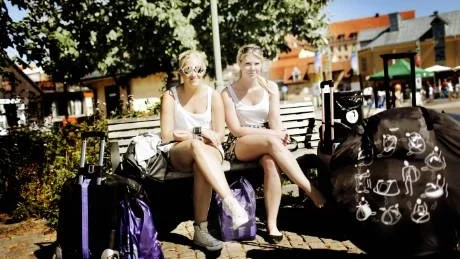 Camping. "Jag har typ 20 linnen med mig" säger Linnea Lemoine. En lagom upplaga ombyten för sex dagars vistelse i Visby tycker också hennes kompis och bänkpartner Therese  Engström. Foto: Joel Nilsson