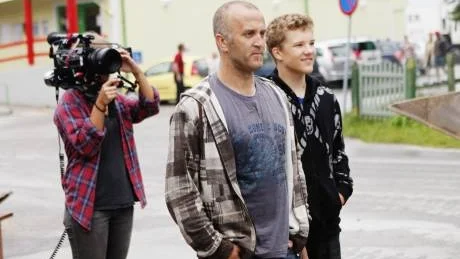 Blivit vana. Efter nästan tre veckor med teve-teamet från produktionsbolaget Titan, börjar Roger Jonsson och Teo Ekberg att bli vana.