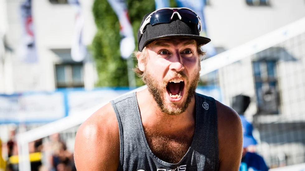 Linus Tholse tog i helgen sitt andra SM-guld i beachvolleyboll. Lika många har han i inomhusvolleyboll, dessutom ett i snövolleyboll.