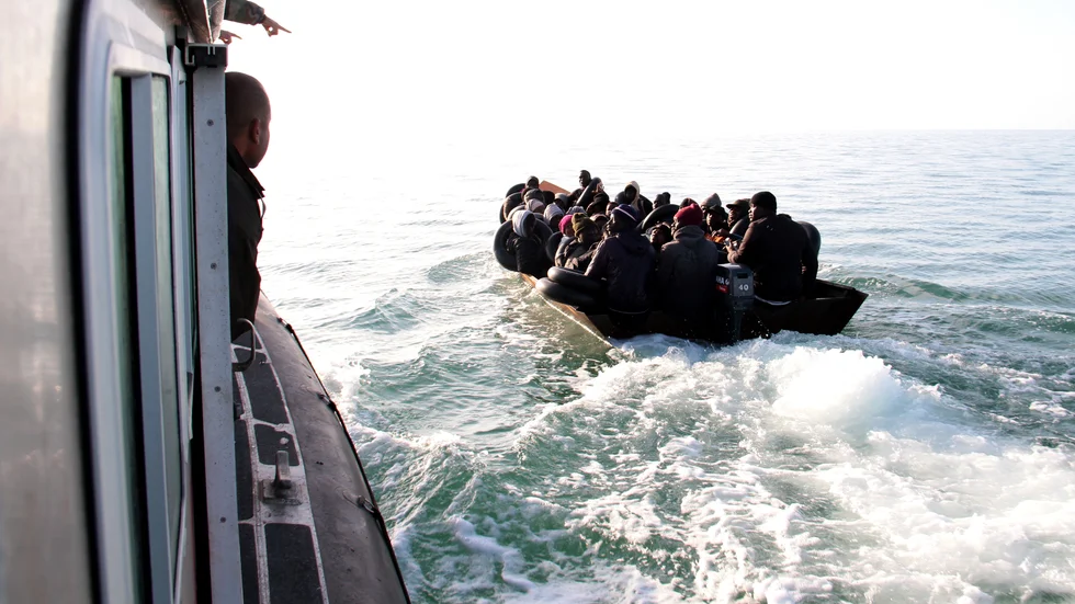 Migranter stoppade av tunisiska myndigheter i april i år när de försökte ta sig till Italiens kust. Arkivbild.