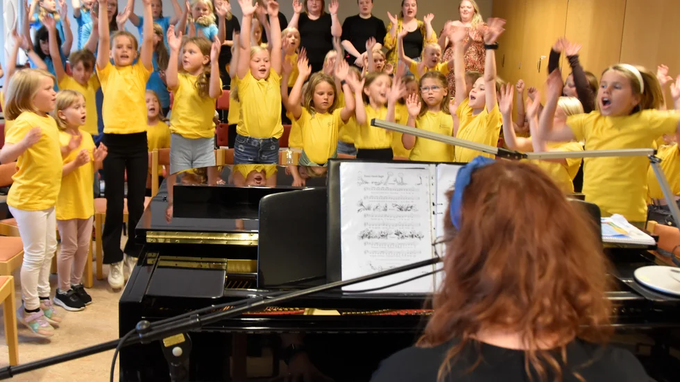 Glädje, dans och sång hos barnen inför konserten på lördag.