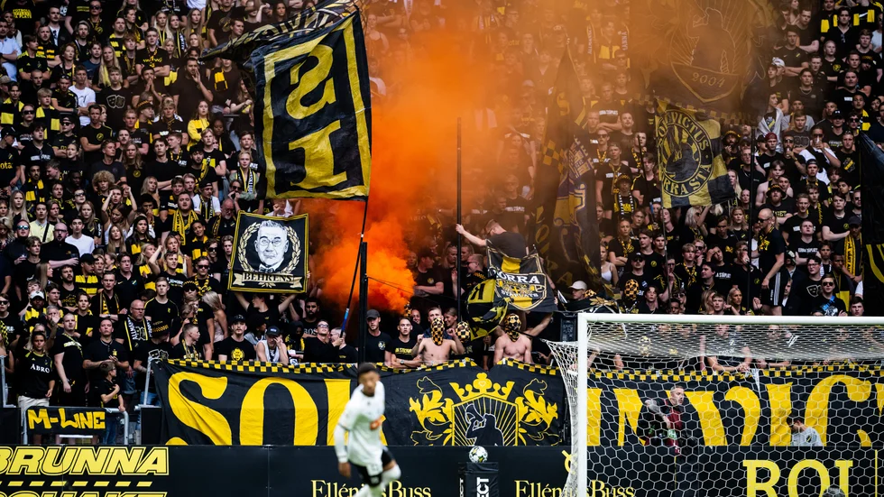 AIKs supportrar under fotbollsmatchen i Allsvenskan mellan AIK och Häcken den 8 juli i Stockholm. Matchen fick avbrytas efter att fans bränt bengaler och slängt in på planen.