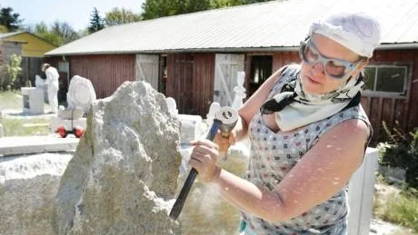 Anna Malin Andersson visar hur man från början jobbar för hand med att forma sin stenskulptur.