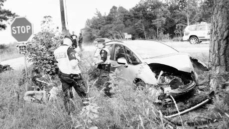 Skadade. Två personer fick föras till lasarettet efter en bilolycka vid norra infarten mot Gnisvärd.FOTO: JOEL NILSSON