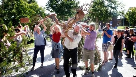 Trädbärare. Delar av skogen fick följa med till Visby när demonstranterna uppvaktade länsstyrelsen med en protestskrivelse.Foto: TOBIAS WALLSTRÖM