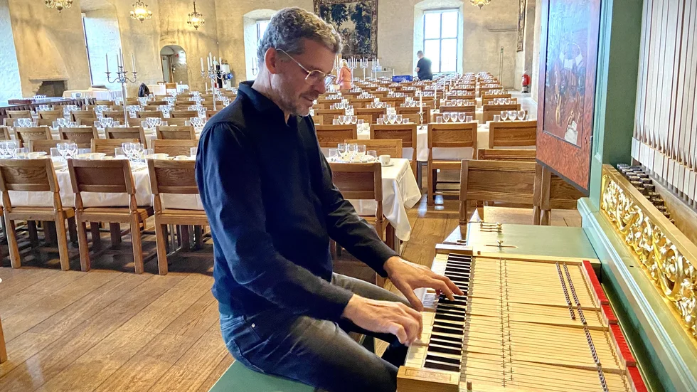 Orgelsektionen står på plats i Rikssalen inför fredagskvällens festkonsert. Magnus Kjellson kollar att det låter som det ska.