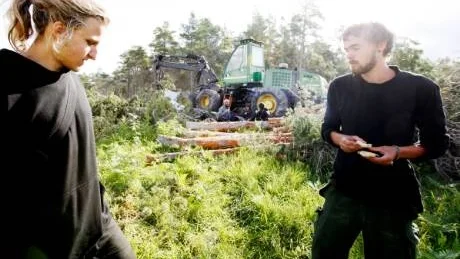 Trötta. Myggen höll Fältbiologerna vakna under natten, men man lyckades hindra avverkningen under morgonen. "Det var lite otrevlig stämning", säger Mose Agestam, till vänster, och Samuel Eiriksson, till höger.