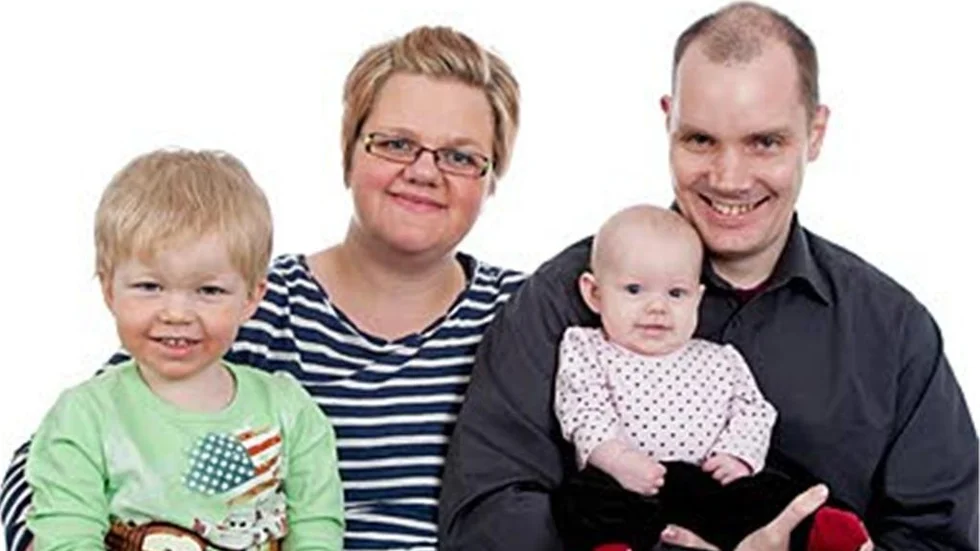 Ulf Pihl och Johanna Andersson, Enskiftesgatan, Linköping, fick den 4/11 en dotter som heter Ella. Vikt 4 180 g, längd 52 cm. Med på bilden är även sonen Arvid.