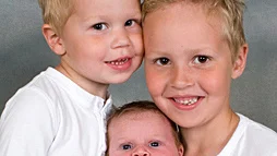Charlotta och Jesper Stenqvist, Rabarbervägen, Linköping, fick den 23/4 en son som heter Theodor. Vikt 3 440 g, längd 49 cm. Med på bilden är även syskonen Ludvig och Edvin.