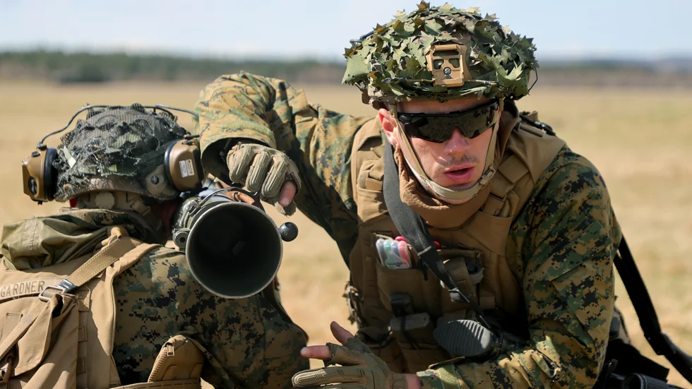 Amerikanska militärer över med luftvärnsvapen under militärövningen Aurora 23 vid Skaraborgs regemente. Arkivbild.