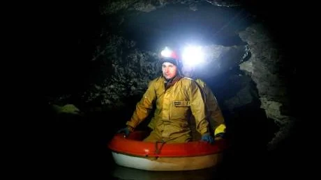 Grottforskare. Medlemmar i Svenska Speleologförbundet är på plats för att studera grottsystemet. Här Kenneth Gyllensting från Blekinge.
