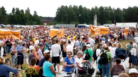 Holmen söndag klockan 16.30. Från avmarsch vid Oskarsstenen klockan tre ringlade demonstranterna vägen fram i nära en och en halv timme.