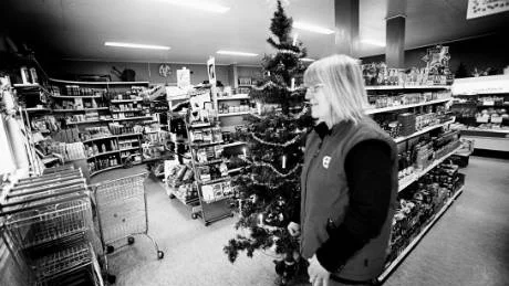 <7GT_Bildrubrik>Eldsjäl</7GT_Bildrubrik>. Elly Lagerin har arbetat i lanthandeln i Ronehamn under hela sitt vuxna liv. Något annat jobb kan                              det inte bli tal om, menar hon.