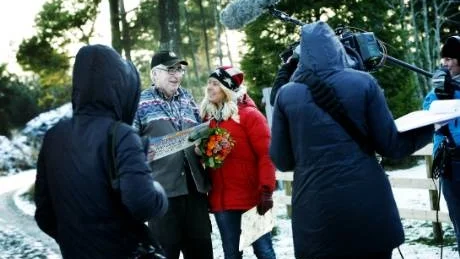 Kjell Lavergren överraskades av Magdalena Graaf och tv-teamet på skogsvägen utanför sitt hem vid Stora Mafrids i Västergarn.