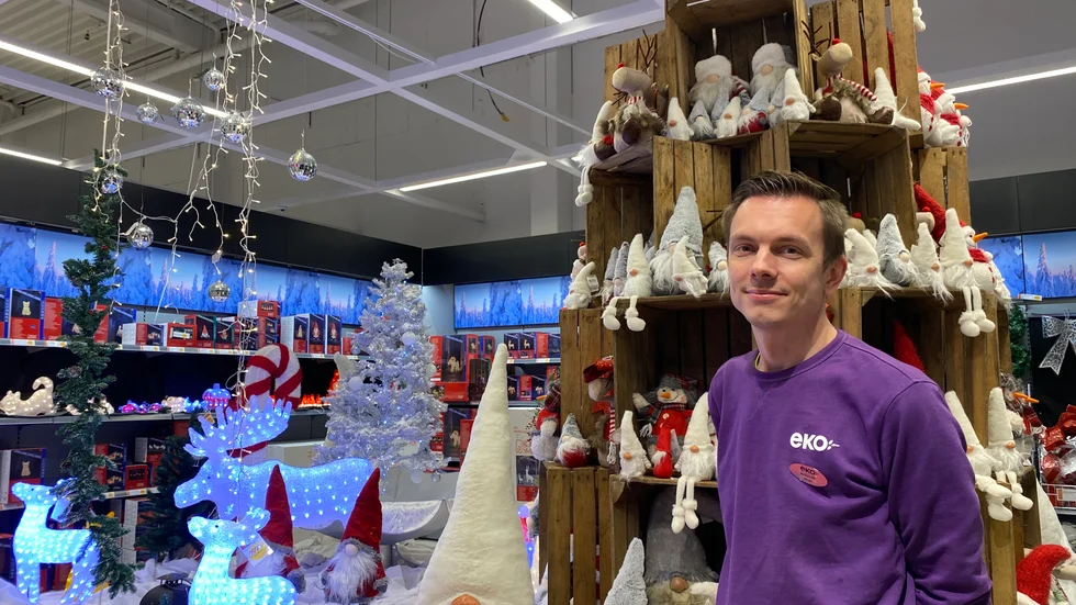 Ekos julavdelning tog ett par veckor att bygga upp. Men inte långt efter nyår kommer avdelningen göras om. "Då kommer grillarna och utemöblerna", säger butikschefen Peter Tägtström.