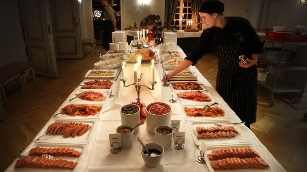 Närproducerat. Kallskänkan Michelle Andersson dukar upp julbordet på Clarion hotel Visby. Där väljer de helst ekologiskt och närproducerat - ”kortrest” som de kallar det.
