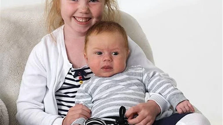 Evelina och Patrik Karlsson, Motala, fick den 14/4 sonen August. Längd 50 cm, vikt 3 270 g. Storasyster heter Nelle, 5,5 år. Foto: Studio Liverpool & Dacke