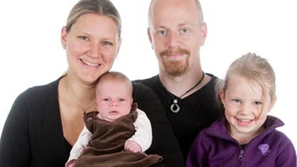 Stefan Karlsson och Sara Åström, Mariero, Björkeberg, Vikingstad, fick den 8/6 en dotter som heter Signe. Vikt 3 690 g, längd 51 cm. Med på bilden är även dottern Saga.