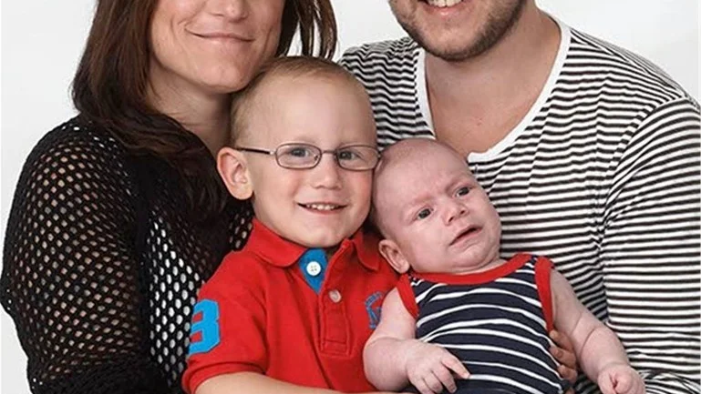 Sandra Hultenius och Andreas Andersson, Motala, fick den 5 maj, 00.26 sonen Alvin. Längd: 50 cm. Vikt: 3 760 g. Med på bilden är även Milo 2,5 år.