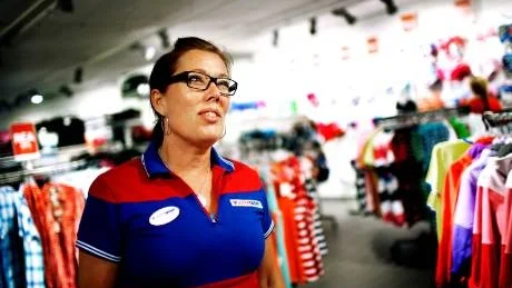 Badkläderna hänger kvar. Fia Jacobsson, säljare på Intersport på Östercentrum konstaterar att badkläderna sålt dåligt i sommar.