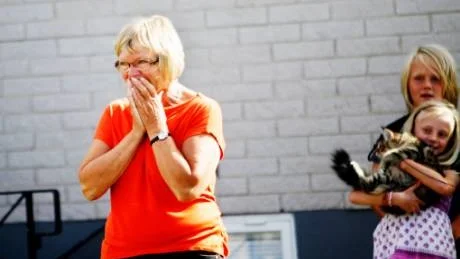 Förvånad. Tårögd och glad tag Ingalill Plingen Pettersson emot besöket i sin trädgård. "Alla de här är mina barn. I alla fall en bit av dem." sa hon.