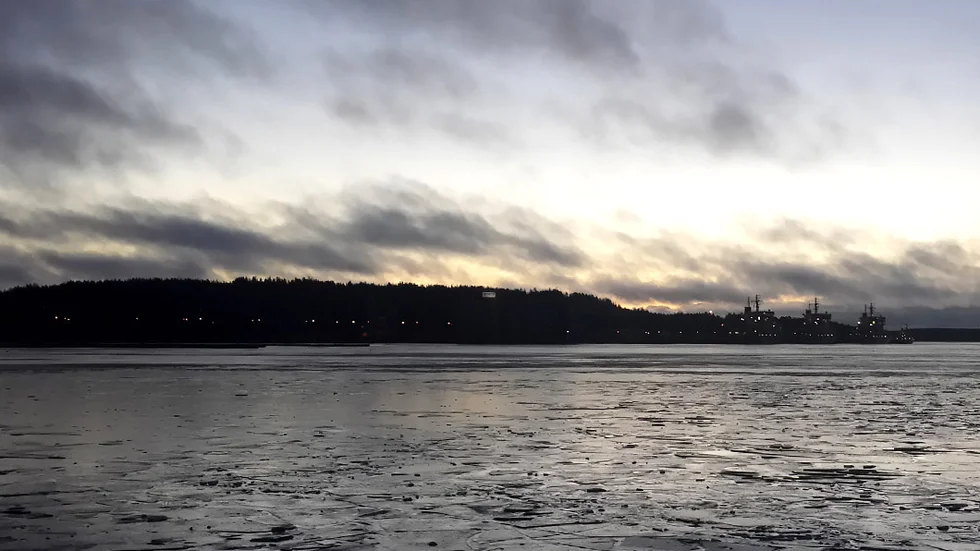 Två män hamnade i vattnet vid isbrytarna i Luleå hamn natten till söndagen.