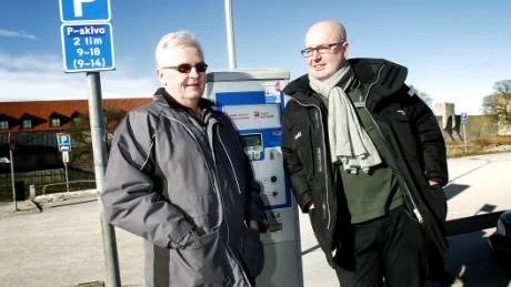 <7GT_Bildrubrik>PARKERING. </7GT_Bildrubrik>Eniga? Tommy Gardell (S), ordförande i tekniska nämnden, och Visby Centrums dito Magnus Larsson hoppas nå enighet i parkeringsfrågan. I morgon ska nämnden ta beslut.