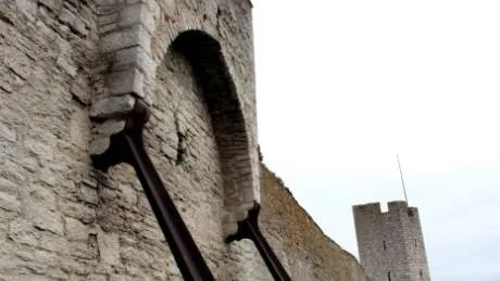 Över 700 år. Det var länge sedan Visby ringmur klarade sig utan stöd och hjälp. Och länge sedan staten sköt till pengar för att rädda den.arkivfoto: henrik radhe