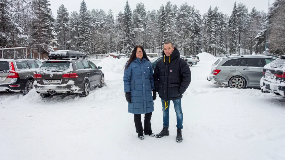 Kaos på parkeringen utanför Tunaskolan berättar skyddsombud Jenny Nyman och rektor Marcus Hedström. "Det skapar stress på morgonen att komma till skolan och inte veta var man ska parkera eller om man riskerar att köra fast", säger Jenny Nyman.