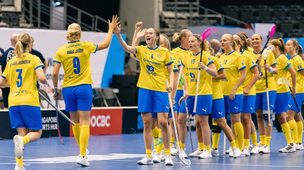 Sverige med Ellen Bäckstedt i truppen vann VM-guld på söndagen efter en rejäl överkörning av Finland under första perioden.