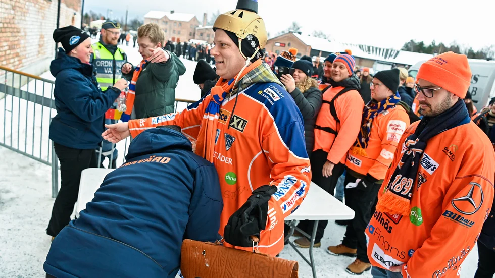 Bandyportföljen får stanna hemma när polisen inför väskförbud på idrottsevenemang som ett led i terrorbekämpningen. Arkivbild.