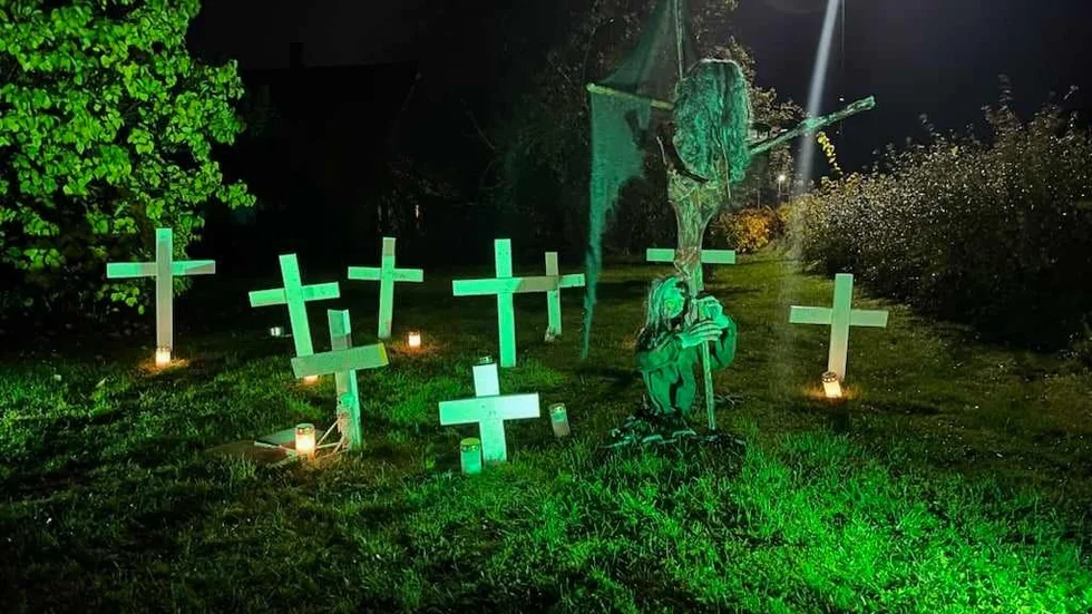 Det tar sin tid att göra huset och trädgården i Rimforsa redo för Halloweenfirandet den 31 oktober. 