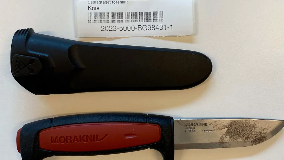 Mannen som misstänks för en rad brott hade en morakniv i byxlinningen när polis visiterade honom. det gör honom till misstänkt för brott mot knivlagen,  själv hävdar mannen att han använt den vid arbete med bilen dagen före.