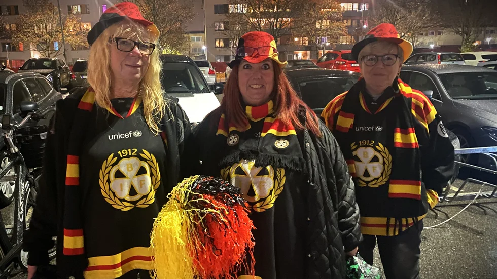 "Pantertanterna" Yvonne Norén, Patricia Rätsep och Rose Johansson var fullt fokuserade på kvällens match och hade inga bekymmer med förbudet. "Vi är inga handväskemänniskor", kunde de konstatera.