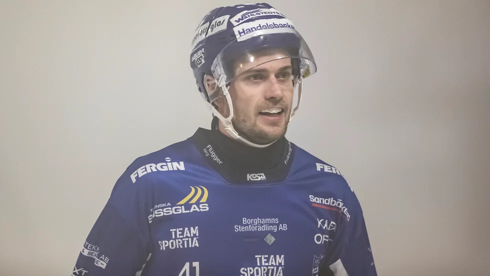 IFK Motala-backen Elias Gillgren flyttar till Vetlanda 1 augusti. Han har skrivit ett treårskontrakt med Vetlanda BK i elitserien.