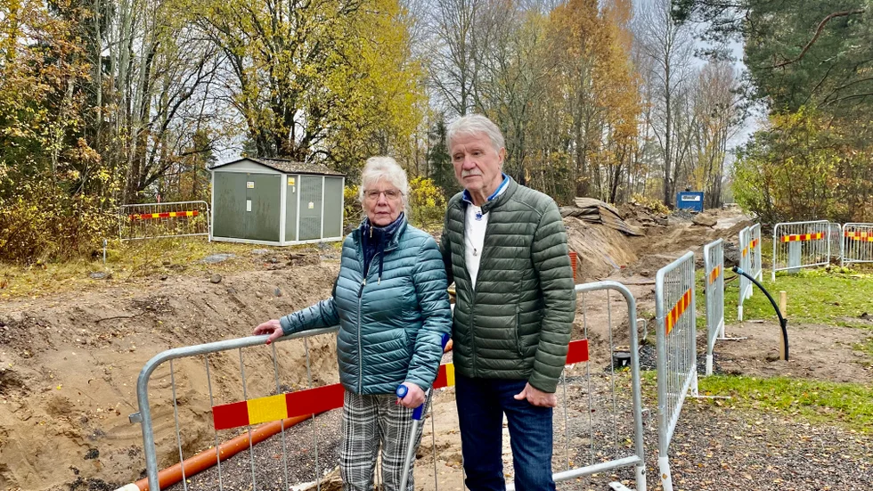 Närsjövägen har varit uppgrävd i en månad vilket gjort att June och Göran Törnkvist haft det svårt att ta sig ut från sitt hus. "Jag tror inte de har tänkt på att vi faktiskt är sex bofasta här", säger June Törnkvist.