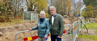 Göran och June tvingas hoppa över sitt staket – för att ta bilen